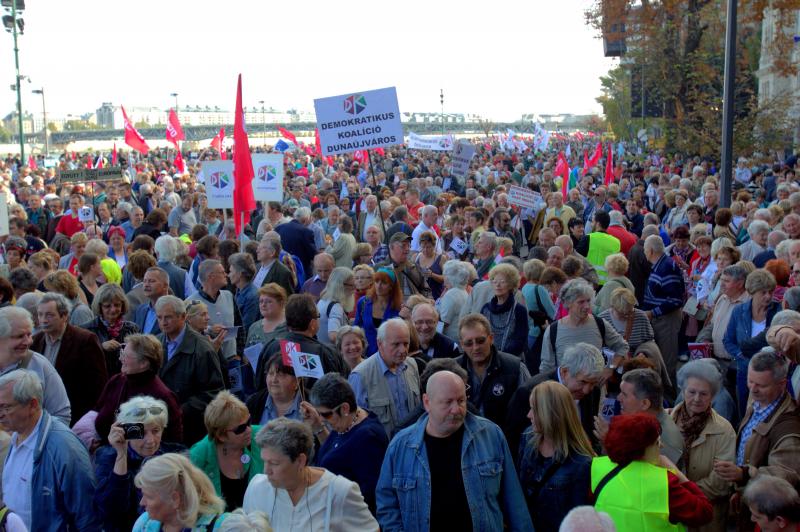 A Magyar Szolidaritás Mozgalom szimpatizánsai vonulnak a Lánchídon a Műegyetem előtti délutáni ellenzéki demonstrációra az 1956-os forradalom és szabadságharc kirobbanásának 57. évfordulóján 2013. október 23-án. A menet elején középen Kónya Péter, a Szoli