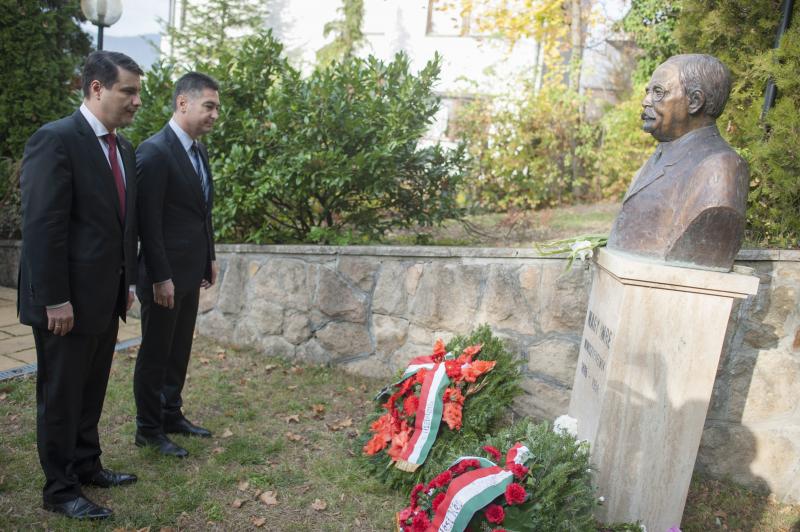 Mesterházy Attila, az MSZP elnöke (b) és Horváth Csaba, a szocialista párt alelnöke Nagy Imre mártír miniszterelnök szobránál a Nagy Imre Emlékházban Budapesten 2013. október 23-án.