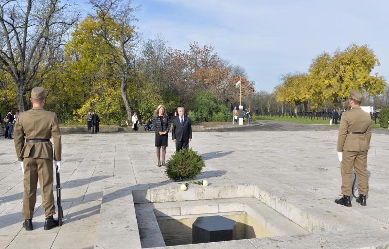 Selmeczi Gabriella és Iván László fidesz országgyűlési képviselők koszorút helyeznek el a 301-es parcellában lévő 56-os központi emlékműnél az 1956-os forradalom és szabadságharc 57. évfordulóján Rákoskeresztúri Újköztemetőben 2013. október 23-án.