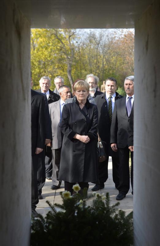 Szili Katalin, a Közösség a Társadalmi Igazságosságért (KTI) párt elnöke (k) koszorút helyez el a 301-es parcellában lévő 56-os központi emlékműnél az 1956-os forradalom és szabadságharc 57. évfordulóján 2013. október 23-án.