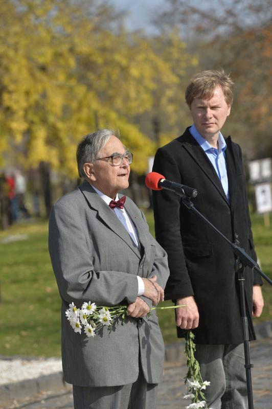 Mécs Imre, 1956-os halálraítélt, volt országgyűlési képviselő beszél a 301-es parcellában az 1956-os forradalom és szabadságharc 57. évfordulóján a Magyar Liberális Párt megemlékezésén a Rákoskeresztúri Újköztemetőben 2013. október 23-án. Jobbról Fodor Gá
