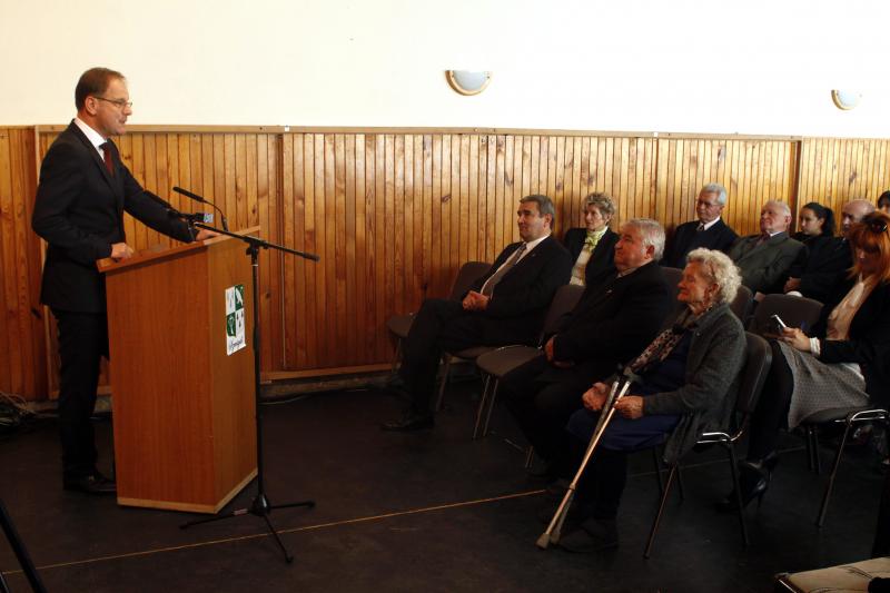 Navracsics Tibor miniszterelnök-helyettes beszédet mond az 1956-os forradalom és szabadságharc 57. évfordulója alkalmából tartott megemlékezésen a Veszprém megyei Szentgálon, a művelődési házban 2013. október 23-án.