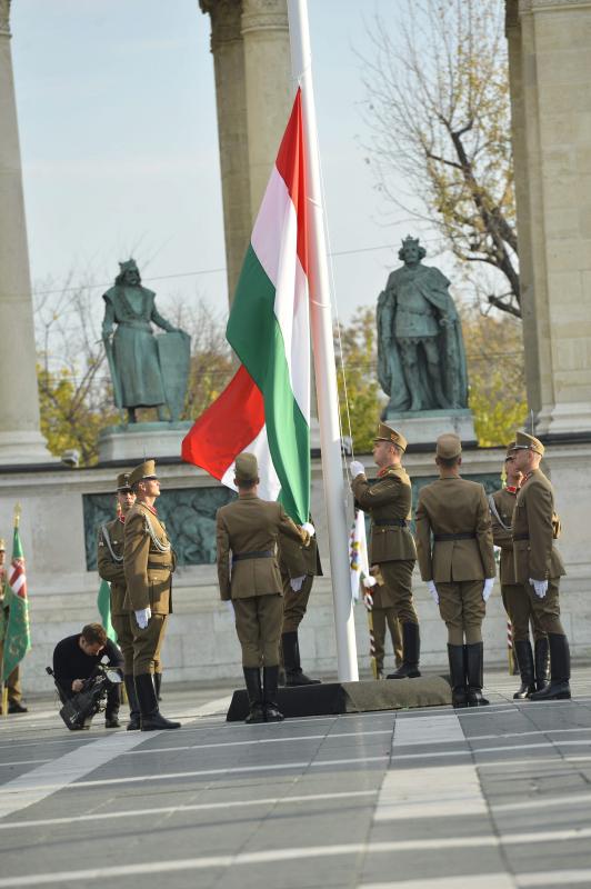 Az 1956-os forradalom és szabadságharc 57. évfordulóján katonai tiszteletadás mellett, a Himnusz hangjaira felvonják a nemzeti lobogót a Hősök terén 2013. október 23-án.