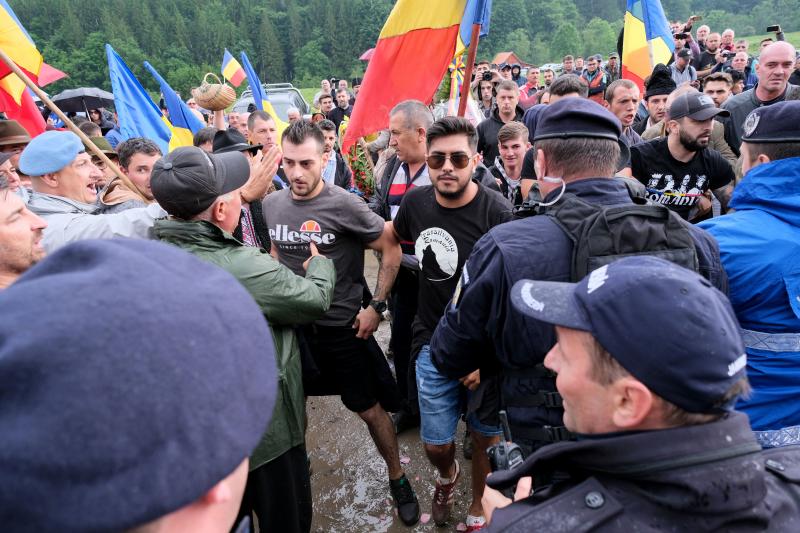 Csendőrökkel dulakodnak román résztvevők, akik erőszakkal be akarnak nyomulni az úzvölgyi katonatemetőbe