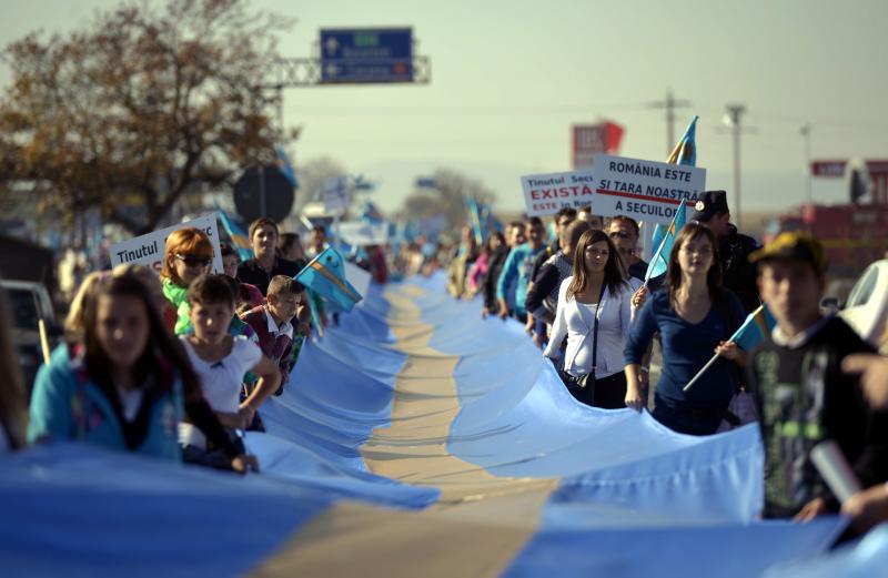 Helybéliek egy 250 méter hosszú székely zászlót feszítenek ki a Réty és Maksa közötti úton.