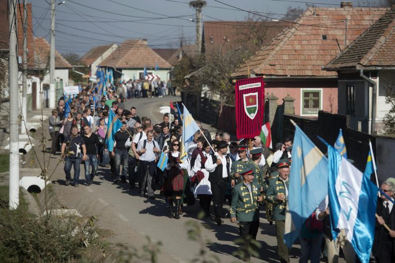 A Székelyek nagy menetelésének résztvevői egy óriási székely zászlót visznek Kökösön, ahonnan Uzonba vonulnak.
