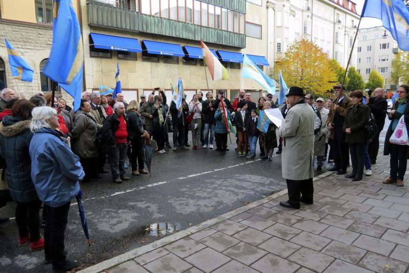 A svéd fővárosban és környékén élő magyarok a háromszéki rendezvénnyel egy időben megrendezett demonstráción Stockholm román nagykövetsége előtt.