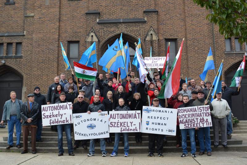 Clevelandben élő magyarok a háromszéki rendezvénnyel egy időben megrendezett demonstráción a clevelandi román konzulátus előtt.