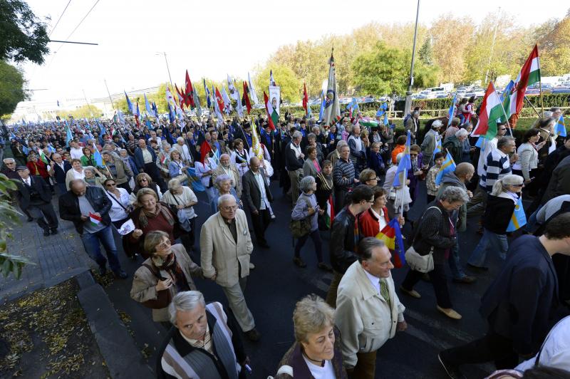 A résztvevők elindulnak a Hősök teréről a Dózsa György úton a budapesti román nagykövetséghez a háromszéki rendezvénnyel egy időben megrendezésre kerülő budapesti demonstráció központi rendezvényének helyszínére.