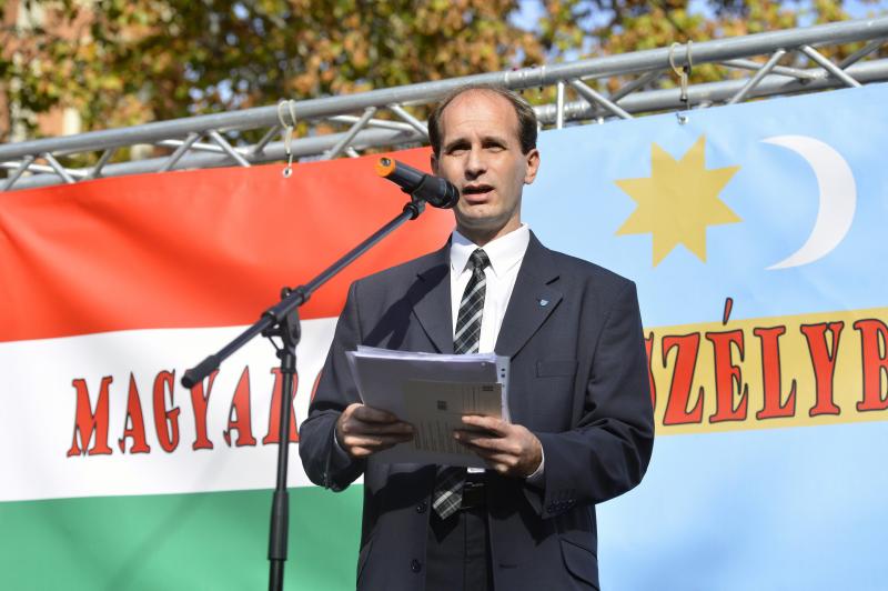 György-Mózes Árpád, a Székelyföldért Társaság (SZFT) elnöke a háromszéki rendezvénnyel egy időben megrendezésre kerülő budapesti demonstráción a román nagykövetség előtt.