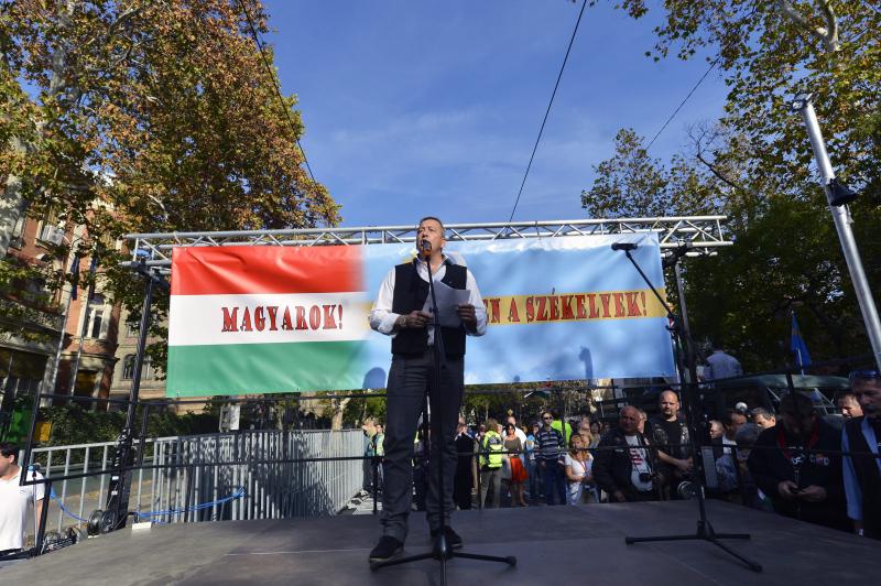 Bayer Zsolt újságíró, a Magyar Hírlap című napilap főmunkatársa a háromszéki rendezvénnyel egy időben megrendezésre kerülő budapesti demonstráción a román nagykövetség előtt.
