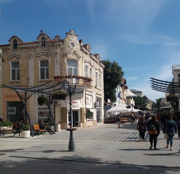 Békebeli hangulat Burgasz egyik sétálóutcáján