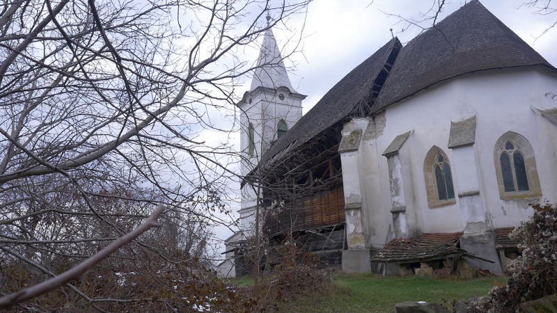 Hadad Árpád-kori temploma széteső darabokban