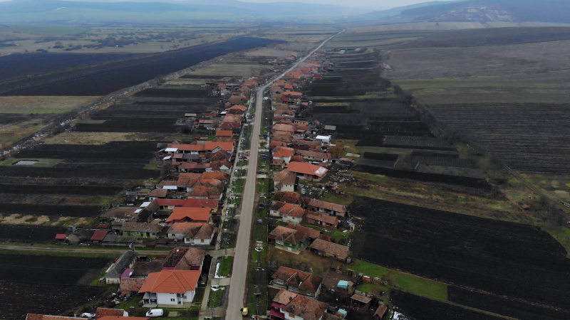 Drónfelvétel a tövisháti tájról és az út mentén sorakozó házakról