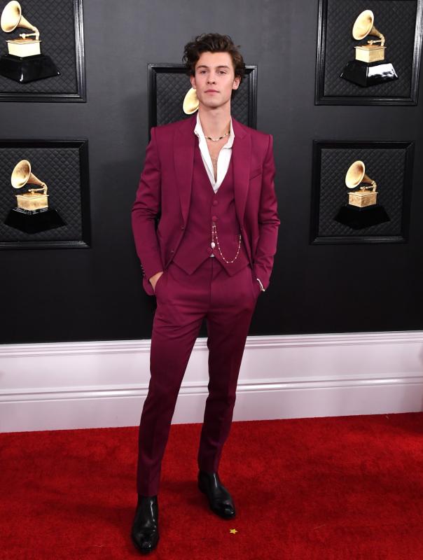 Shawn Mendes egy laza, burgundi színű öltönyben gálázott. 