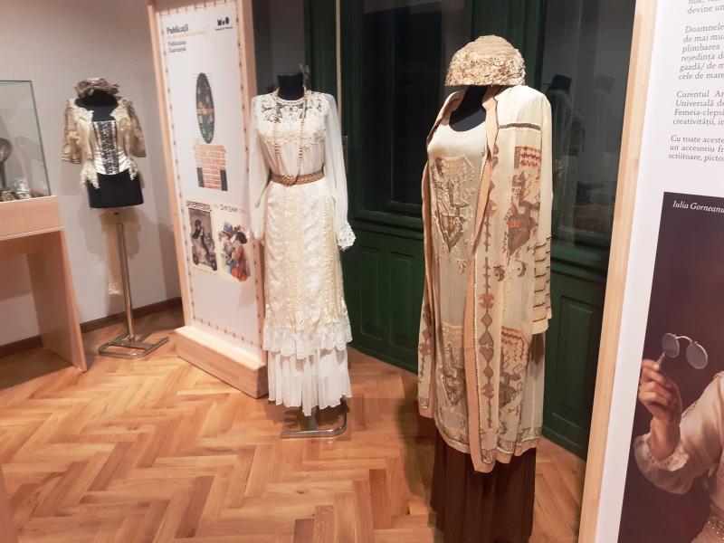 A múlt század eleji divat szerint készült női ruhák