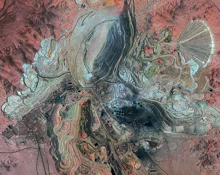 <strong>Chuquicamata, Chile</strong>. Ezen a fotón azt láthatjuk, miképpen alakítja át a felszínt az ember. A Chuquicamata-bánya három kilométer széles, két kilométer hosszú és 800 méter mély. Ez a világ egyik legnagyobb rézbányája, amire sokan egyfajta ö