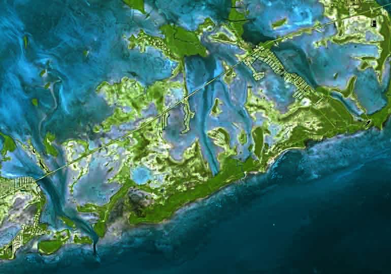 <strong>Florida, Egyesült Államok.</strong> A Miami államban található Florida Keys közel ezer szigetből áll, amelyek közül sok lakatlan. A képen végigszaladó vonal a Highway 1 autópálya. A vidéket Ernest Hemingway tette halhatatlanná, ott játszódik példá