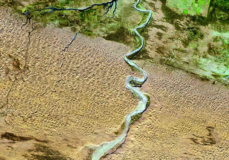 <strong>Ordos-sivatag, Kína</strong>. A Belső-Mongóliában fekvő sztyeppés-sivatagos területen keresztülrohanó kék csík nem más, mint a Sárga-folyó. A terület elsivatagosodásáért kizárólag az ember tehető felelőssé, ugyanis az eredetileg füves, zöld mezőke