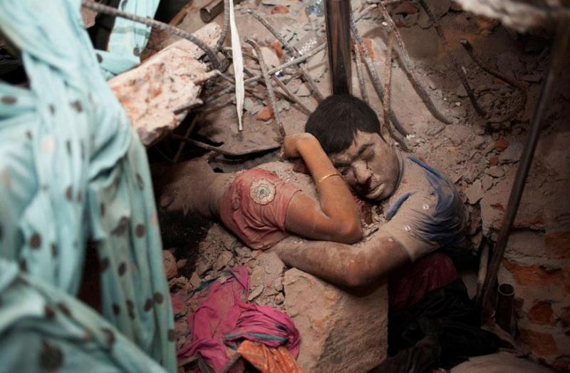 Indiai házaspár a romok alatt egy földrengés után.