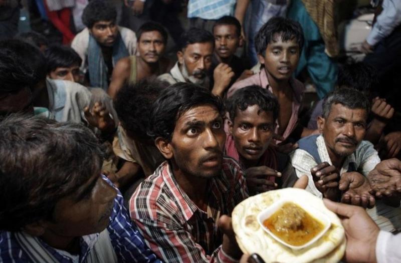 Meleg élelmet osztanak a rászorulóknak Indiában.