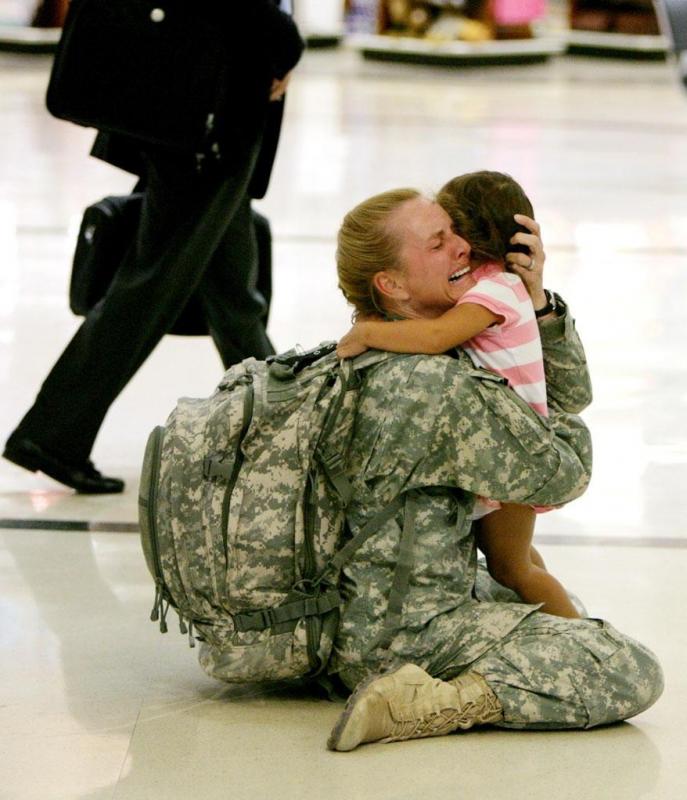 Irakből hazatérő katona kislányával.