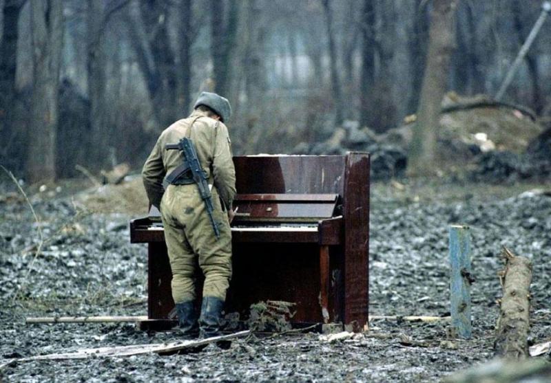 Orosz katona zongorázik egy csecsenföldi erdőben.