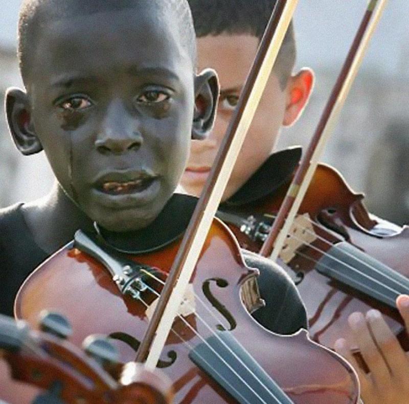 Tizenkét éves brazíliai kisfiú zenetanára temetésén.
