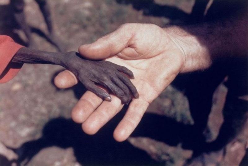 Szenegáli kisfiú keze.