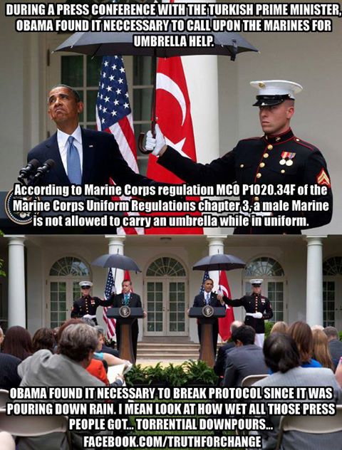 A tengerészgyalogosok szolgálati szabályzatának vonatkozó előírása szerint egyenruhát viselő férfi tengerészgyalogosnak tilos esernyőt tartania, az ugyanis zavarja a tisztelgésben. Obama kedvéért szabályzatszegőkké váltak.