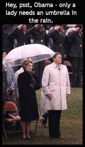 Hey, Obama, csak egy hölgynek van szüksége esernyőre. Ronald Reagan republikánus elnök nem zavarta meg a tisztelgő tengerészgyalogosokat.