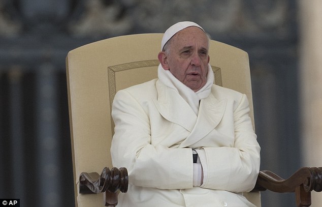 Egy fázós pápa a vatikáni szabadtéri audiencián, novemberben