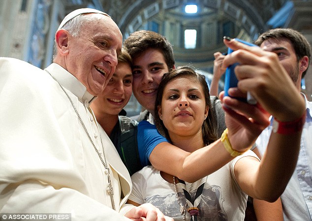 Fiatalokkal fényképezkedik a Szentatya, szemmel láthatóan jókedvűen