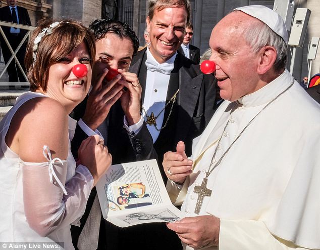 A bohóc-orr ezeknek a, frissen házasodott fiataloknak a tiszteletére került a pápai szaglószervre. A fiatalok ugyanis önkéntesek egy, beteg gyerekeket segítő alapítványnál