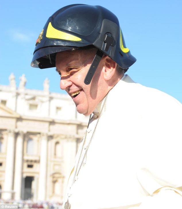 A tűzoltósisakot a Szent Péter katedrális körül szolgáló tűzoltóktól kölcsönözte