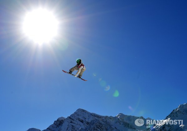 A már Szocsiba érkezett versenyzők tesztelgetik az orosz havat.