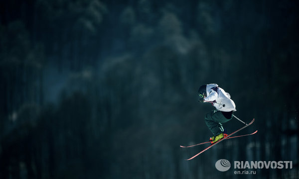 A már Szocsiba érkezett versenyzők tesztelgetik az orosz havat.