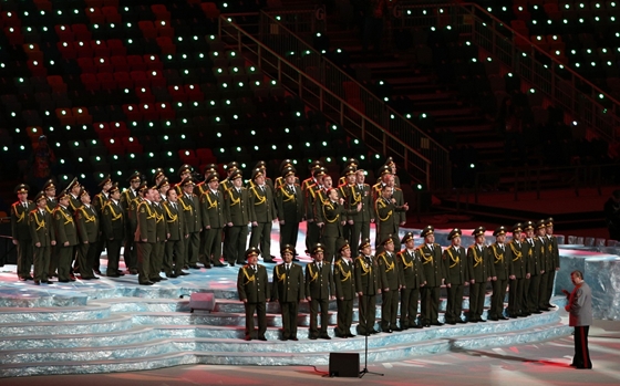 Férfikórus énekli az orosz himnuszt.