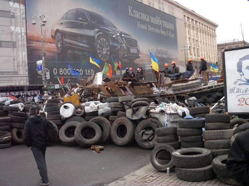 Jól megépített barikád zárja el a Függetlenség tér bejáratát.