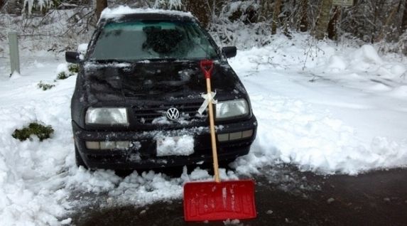 Majd ellapátolja a kocsi a havat, mi csak pedálozunk közben.