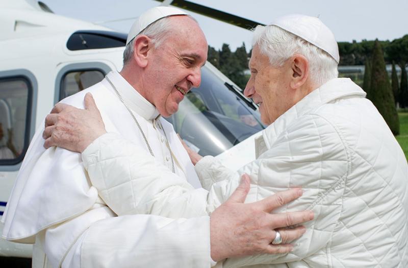 2013. március 23. - Castel Gandolfo, Olaszország: Ferenc pápa és XVI. Benedek találkozója a nyári pápai rezidencián. Benedek a vatikáni lakhely kialakításának idején töltött itt néhány hónapot.