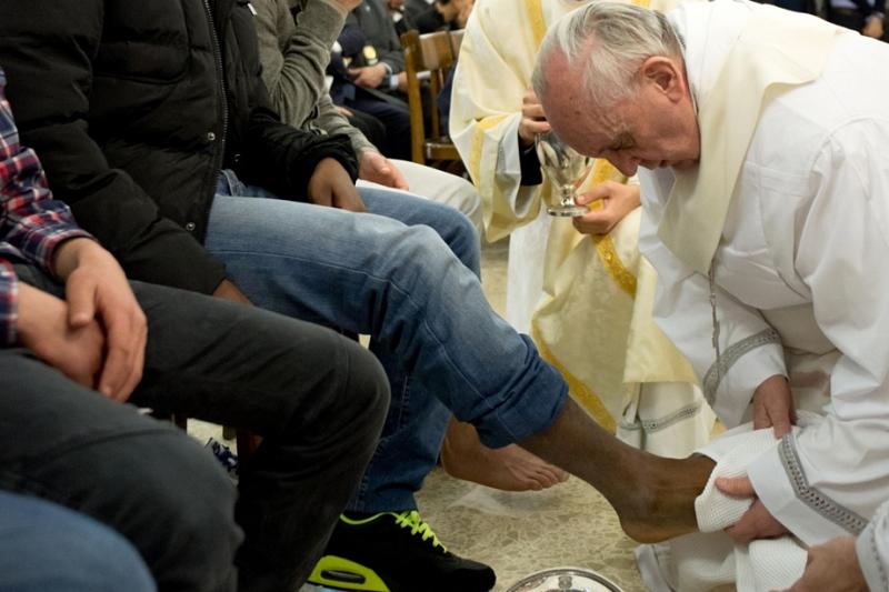 2013. március 28. - Róma, Olaszország: az utolsó vacsorára emlékező nagycsütörtöki misén Ferenc pápa a fiatalkorúak börtönében járt, ahol megmosta egy elítélt fiú lábát.