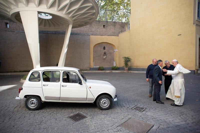 2013. szeptember 10. - Új autó a Vatikánban: Renzo Zocca veronai pap igencsak magáénak érezhette Ferenc pápa mértéktartó járműhasználatra vonatkozó szavait, mivel előzetes levelezés és telefonbeszélgetés után a pápának ajándékozta harmincéves Renalut 4-es