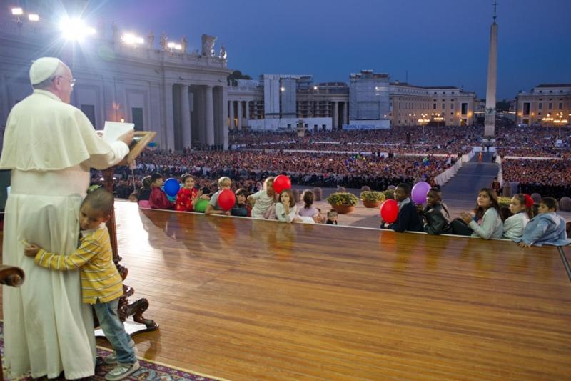 2013. október 30. - Vatikán: ellopta a show-t Ferenc pápától egy sárgapólós kisfiú, amikor az egyházfő lábába csimpaszkodott hétvégi beszéde közben. Hiába kérlelték, csalogatták cukorkával, nem akart lemenni a színpadról: rendíthetetlenül mosolygott, inte