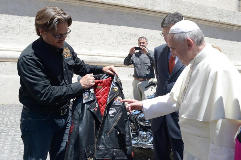2013. június 12. - Vatikán: Ferenc pápa és híres bőrdzsekije, amelyet 2014 januárjában árvereztek el Harley-Davidsonjával együtt. A motorkerékpárt 2013 júniusában, a kultikus márka születésének 110. évfordulója alkalmából kapta ajándékba.