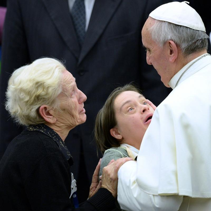 2013. november 9. - Vatikán: Ferenc pápa az UNITALSI (olasz betegkísérők egyesülete) találkozójának két résztvevőjével