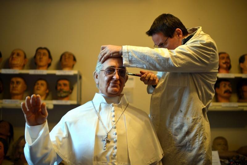 2013. december 5. - Róma, Olaszország: Fernando Canini, a római panoptikum igazgatójának utolsó simításai Ferenc pápa viaszszobrán