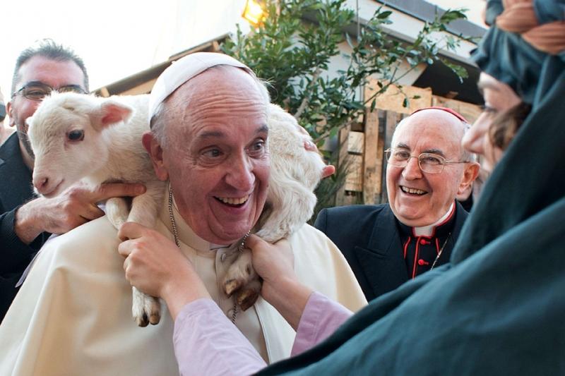 2014. január 6. - Róma, Olaszország: Ferenc pápa báránnyal kereste fel a Sant'Alfonso Maria de Liguori plébániát Vízkereszt napján