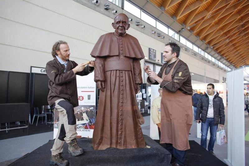 2014. február 05. - Csokoládéból készítették el Ferenc pápa életnagyságú mását Riminiben, a Nemzetközi Fagylalt, Péksütemény, Cukrászati, Sütőipari Kiállítás nyitónapjára. A szobrot szerdán a pápának ajándékozták a vatikáni Szent Péter téren tartott által