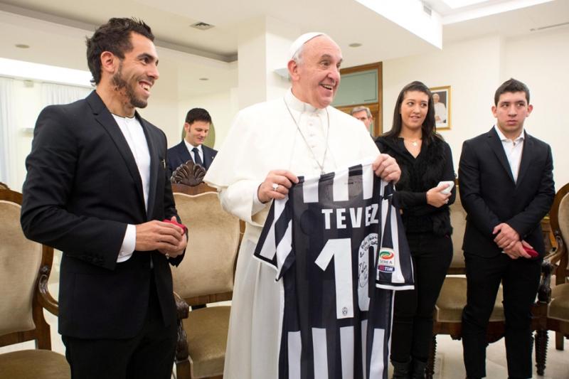 2013. november 12. - Vatikán: dedikált Juventus-mezt vitt Carlos Tévez, aki magánkihallgatásra érkezett a pápához